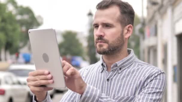 Homem Barba Reagindo à Perda no Tablet — Vídeo de Stock