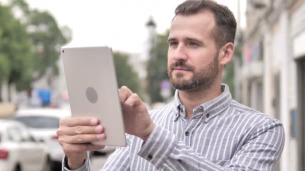 Mann mit Rauschebart nutzt Tablet im Freien — Stockvideo