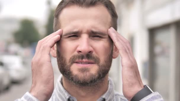 Närbild av stressade skägg casual man med huvudvärk — Stockvideo