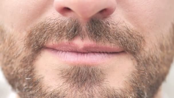 Close-up do homem sorridente Lábios e dentes — Vídeo de Stock