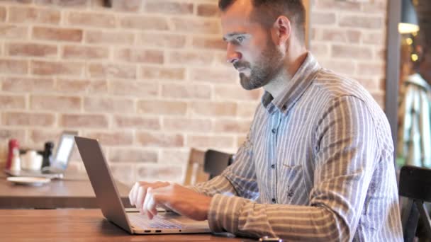 Skägg casual man arbetar på laptop i Loft plats — Stockvideo