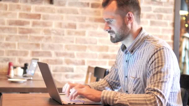 Skägg casual man firar på laptop i Loft plats — Stockvideo