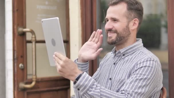 Online Video Chat na tabletu mladý muž — Stock video