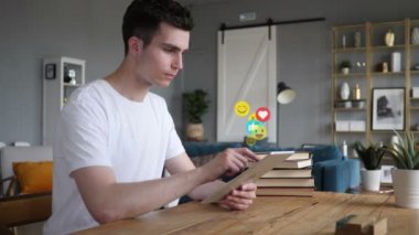 Tablet, uçan emojis, Smileys ve sevdikleri kullanarak mutlu genç adam