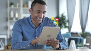 Tablet, emojis, Smileys ve sevdikleri kullanarak mutlu Afrikalı adam