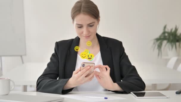 Ung forretningskvinne som bruker Smartphone, Comments, Emoji and Likes – stockvideo