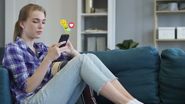 Mulher jovem assistindo uma transmissão ao vivo em Smartphone, Emoji e Gostos — Vídeo de Stock