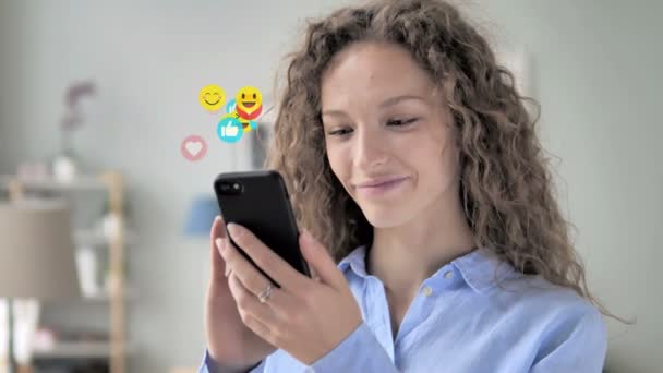 Mladá žena chatující na telefonu Smartphone, Emoji a líbí se jim následovníci — Stock video