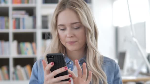 Fiatal Blonde nő watching a Live Stream a smartphone, hangulatjelek, Emoji és szeret — Stock videók