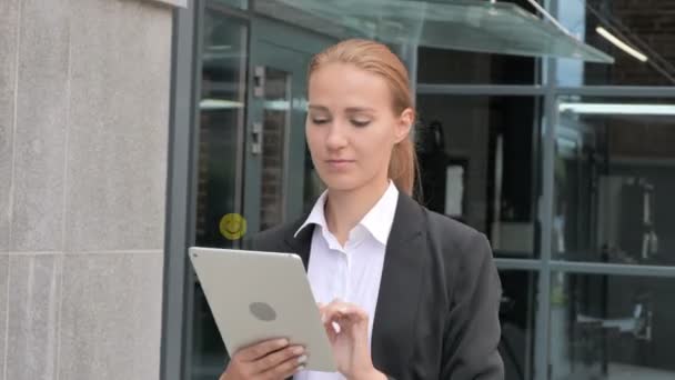 Caminando mujer de negocios utilizando la tableta en su camino a la oficina, Volando emoticonos, emojis y gustos — Vídeos de Stock