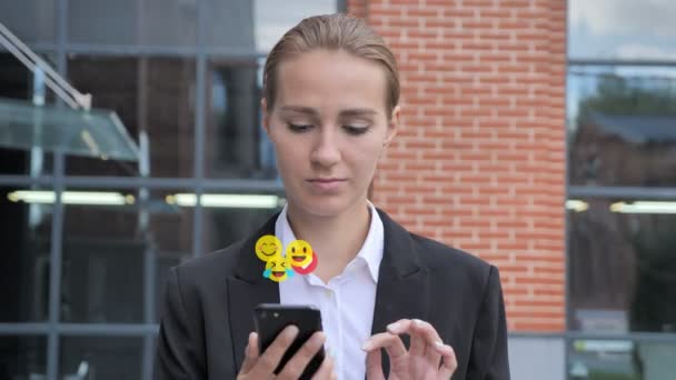 Camminare donna d'affari utilizzando smartphone sulla sua strada per l'ufficio, sorrisi volanti, Emoji e Mi piace — Video Stock