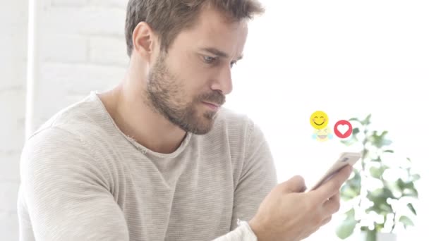 Uomo Positivo Utilizzando Smartphone, Emoji Volanti, Sorrisi e Mi Piace — Video Stock