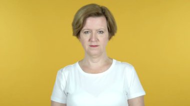 Sarı arka planda Izole yaşlı kadın gülümseyen