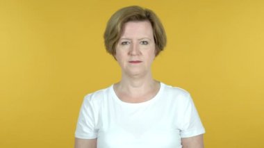 Mutlu hayran eski kadın sürpriz tarafından hediye Izole sarı arka plan