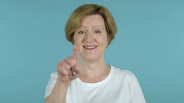 Eski kadın her Iki el ile mavi arka planda Izole müşterileri davet