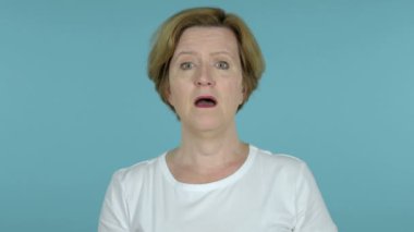 Eski kadın Gesturing başarısızlık ve sorunları mavi arka planda Izole