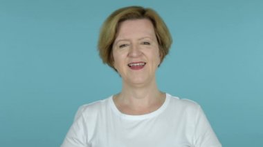 Mavi arka planda Izole eski kadın tarafından el yapımı kalp