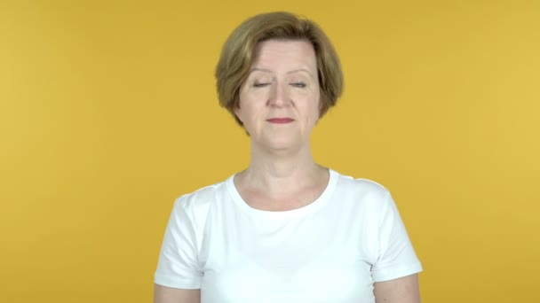 Ja, oude vrouw schudden hoofd te accepteren geïsoleerd op gele achtergrond — Stockvideo