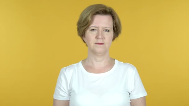 Elutasította öreg nő kedvedre ajánlat elszigetelt sárga háttér — Stock videók