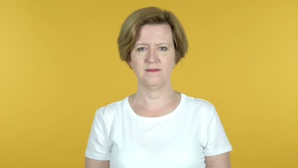 Oude vrouw Gesturing falen en problemen geïsoleerd op gele achtergrond — Stockvideo