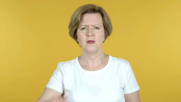 Old Woman Searching New Chance, Yellow Background — Stock Video