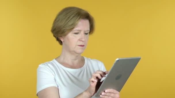 Öregasszony böngészés Internet, használata Tablet — Stock videók