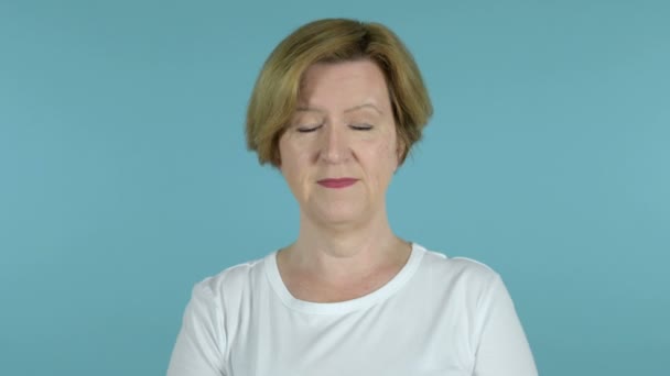 Гаразд знак старої жінки ізольований на синьому фоні — стокове відео