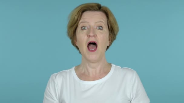 Skrikande arg gammal kvinna, blå bakgrund — Stockvideo
