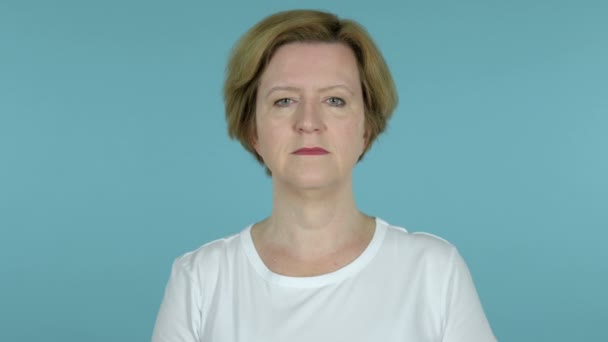 Gammal kvinna söker ny chans, blå bakgrund — Stockvideo