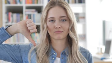 Ofis Genç Sarışın kadın thumbs Down