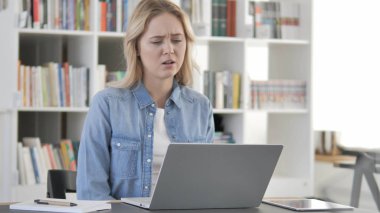 Genç Sarışın kadın yatırım kaybı tarafından üzgün bir Iş