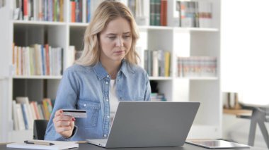 Online ödeme başarısızlık reaksiyon tarafından genç sarışın kadın, Iflas