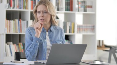 Öksürük, öksürük genç sarışın kadın Iş yerinde