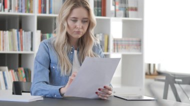 Genç Sarışın kadın okuma sözleşmesi, ofis belgeleri