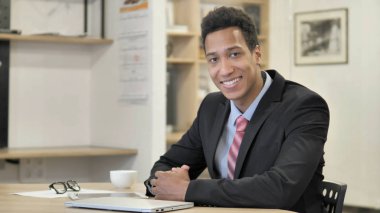 Evet, Genç Afrikalı Işadamı Iş yerinde teklif kabul