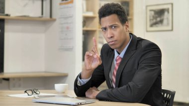 Genç Afrikalı Işadamı Iş yerinde reddetmek için parmak sallıyor