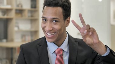 Pozitif genç Afrikalı Işadamı tarafından zafer Işareti