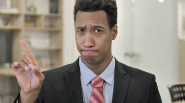 Genç Afrika Işadamı sallayarak parmak Reddet