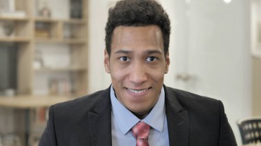 Endişeli heyecanlı genç Afrikalı Işadamı kamera bakıyor