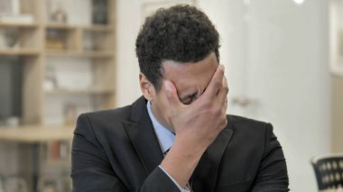 Başarısızlık, kayıp tarafından üzgün genç Afrikalı Işadamı