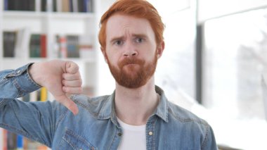 Genç Casual Redhead adam tarafından thumbs Down
