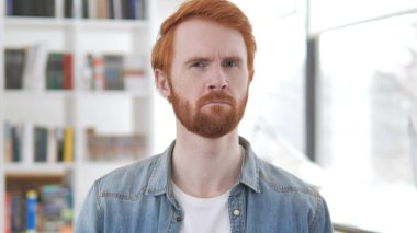 Genç Casual Redhead adam sallayarak kafa reddetme