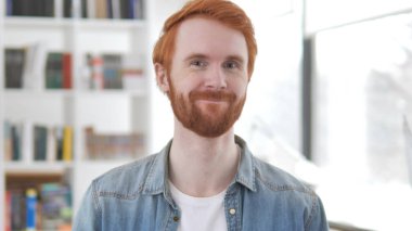 Genç Casual Redhead adam kabul sallama kafası