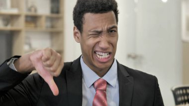 Genç Afrikalı Işadamı tarafından thumbs Down