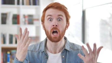 Bağıran öfkeli genç Casual Redhead adam