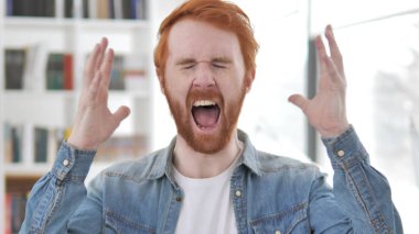 Öfkeli genç Casual Redhead adam çığlık