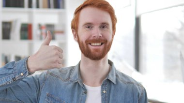 Genç Casual Redhead adam tarafından thumbs up