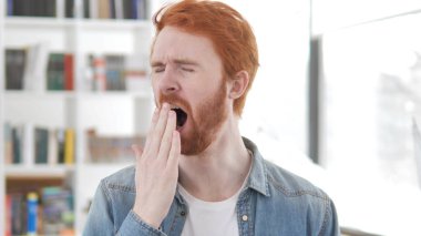 Uyuyan yorgun genç Casual Redhead adam