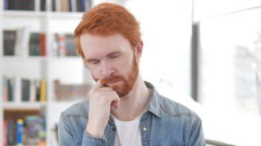 Esneme yorgun genç Casual Redhead adam