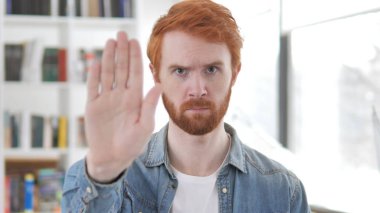 Stop, Genç Casual Redhead adam el ile durdurma